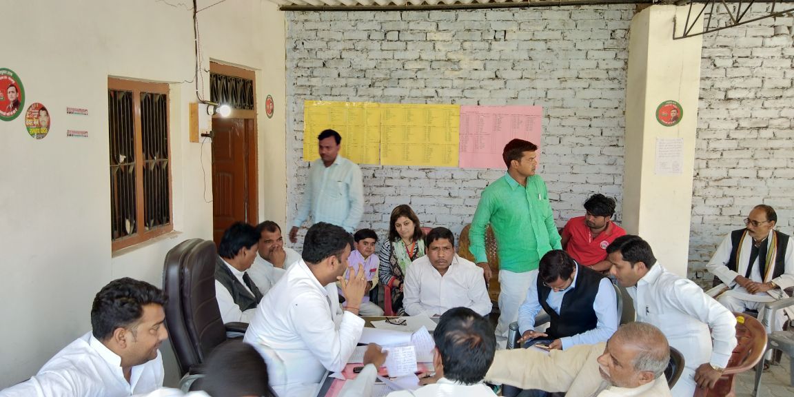 यूपी लोकसभा उपचुनाव: SP के स्टार कैंपेनर मांग रहे वोट यूपी लोकसभा उपचुनाव: SP के स्टार कैंपेनर मांग रहे वोट