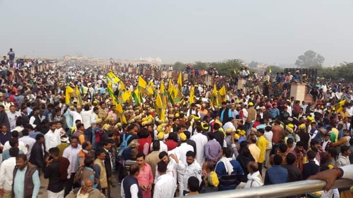 निर्दलीय राजनीति छोड़कर दलगत राजनीति की शुरुआत करने जा रहे बाहुबली विधायक रघुराज प्रताप सिंह उर्फ़ राजा भैया ने लखनऊ के रमाबाई मैदान में जुटाई लाखों की भीड़