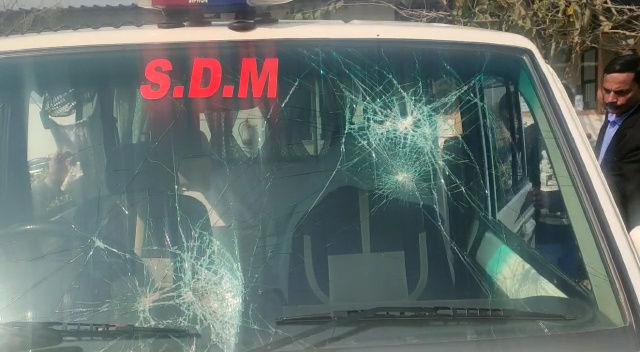 जेवर एयरपोर्ट के लिए अधिग्रहित जमीन पर कब्जा लेने गई टीम पर पथराव, SDM घायल