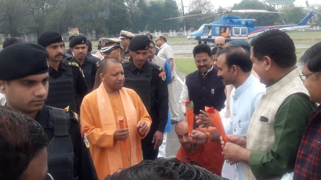 मुख्यमंत्री योगी आदित्य नाथ पहुँचे वाराणसी के पुलिस लाइन