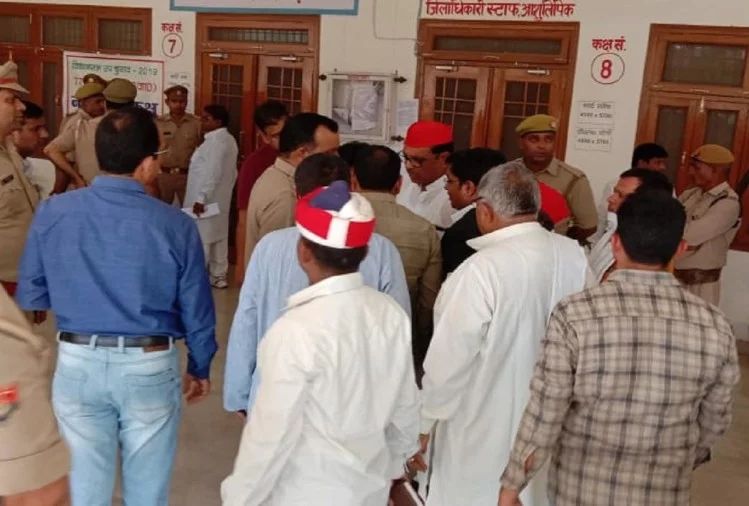 रालोद प्रत्याशी सुमन का फॉर्म बी नहीं हुआ जमा, धरने पर बैठे पूर्व विधायक रालोद प्रत्याशी सुमन का फॉर्म बी नहीं हुआ जमा, धरने पर बैठे पूर्व विधायक