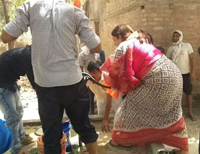 अमेठी में आग लगने की सूचना पर बाल्टी में पानी लेकर बुझाने में जुटीं भाजपा प्रत्याशी स्मृति ईरानी