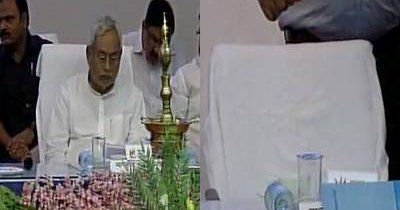 सीएम नीतीश कुमार के कार्यक्रम में नहीं पहुंचे तेजस्वी, मंच पर ढकी गई नेम प्लेट सीएम नीतीश कुमार के कार्यक्रम में नहीं पहुंचे तेजस्वी, मंच पर ढकी गई नेम प्लेट