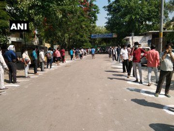 दिल्ली: मयूर विहार फेज -1 इलाके में एक शराब की दुकान के बाहर लोगों की लंबी कतार। दिल्ली सरकार ने शराब के अधिकतम खुदरा मूल्य (MRP) पर 70%  कोरोना शुल्क लगाया फिर भी भीड़ पर असर नहीं है।