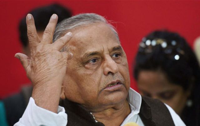 जब मुलायम सिंह यादव ने मंच पर सबके सामने ही इंस्पेक्टर को उठाकर पट दिया जब मुलायम सिंह यादव ने मंच पर सबके सामने ही इंस्पेक्टर को उठाकर पट दिया