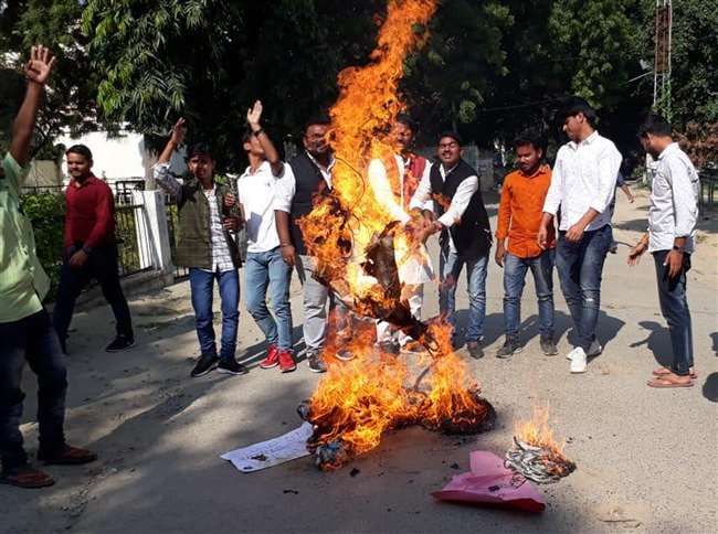 उन्नाव में किसानों पर हुए बर्बरता के विरोध में उतरे छात्र