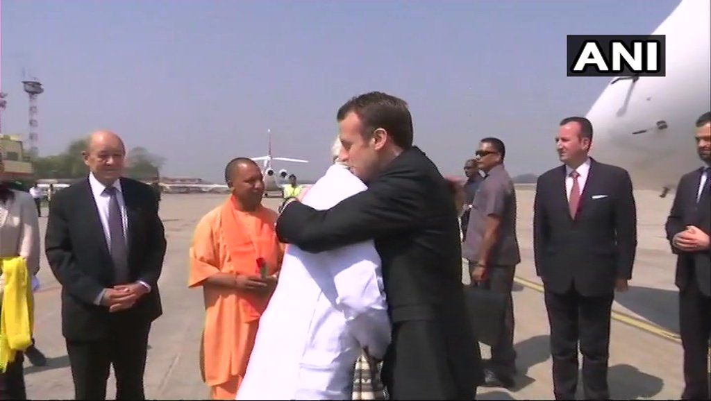 वाराणसी फ्रांस के राष्ट्रपति इमैनुअल मैक्रों बाबतपुर एयरपोर्ट पहुंचे पीएम मोदी और सीएम योगी ने किया स्वागत