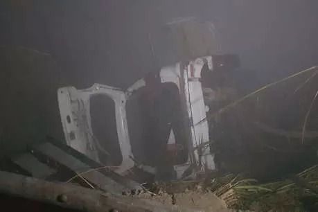 कोहरे की वजह से नहर में गिरी कार, 6 की मौत कोहरे की वजह से नहर में गिरी कार, 6 की मौत