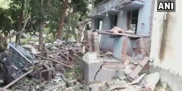 पश्चिम बंगाल: पश्चिम मिदनापुर जिले के मकरमपुर में टीएमसी के कार्यालय में विस्फोट हुआ है। एक पार्टी कार्यकर्ता की मौत जबकि 5 घायल। पुलिस दल मौके पर मौजूद है और मामले की जांच चल रही