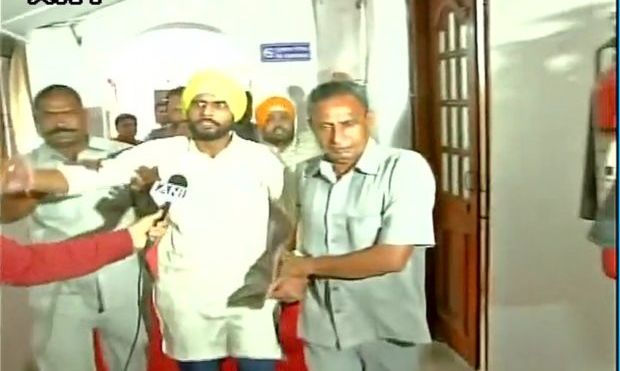 करप्शन को लेकर दिल्ली विधानसभा में हंगामा करने वाले आप कार्यकर्ताओं की पिटाई