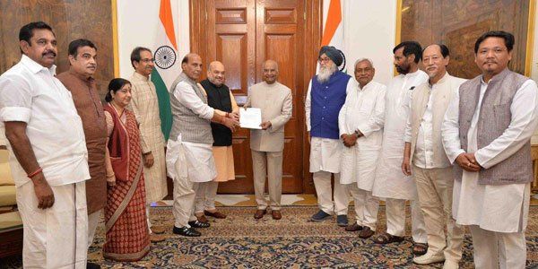 राष्ट्रपति रामनाथ कोविंद से मिले एनडीए नेता , सौंपा समर्थन पत्र
