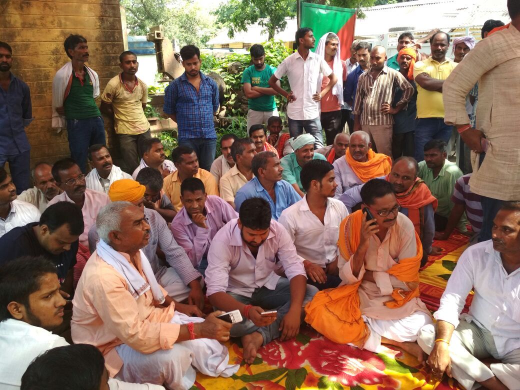 बलिया में वनदरोगा को पीटने वाले बीजेपी विधायक सुरेंद्र कुमार बैरियां रेंज दफ्तर पर बैठे धरने पर,बोले कल से भूखहड़ताल