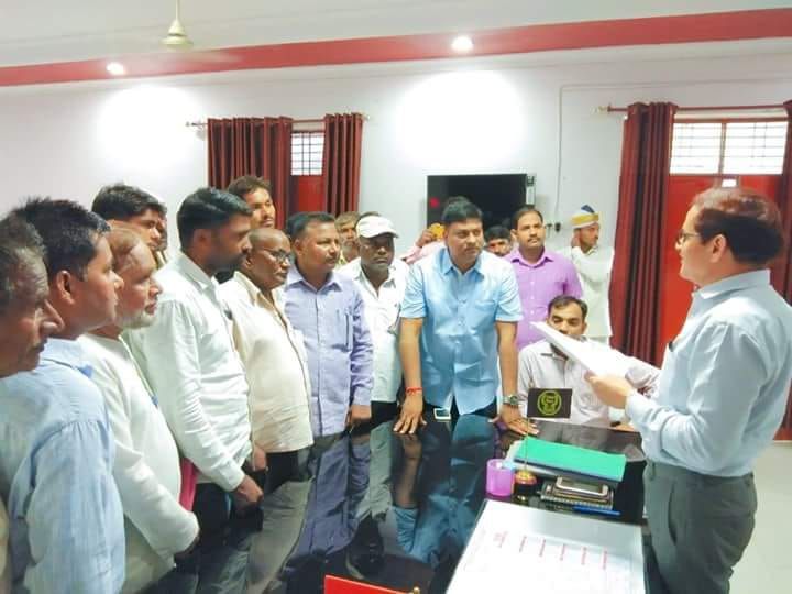 अयोध्या के पीड़ित किसान पूर्व मंत्री पवन पांडेय के नेतृत्व में डीएम से मिले अयोध्या के पीड़ित किसान पूर्व मंत्री पवन पांडेय के नेतृत्व में डीएम से मिले