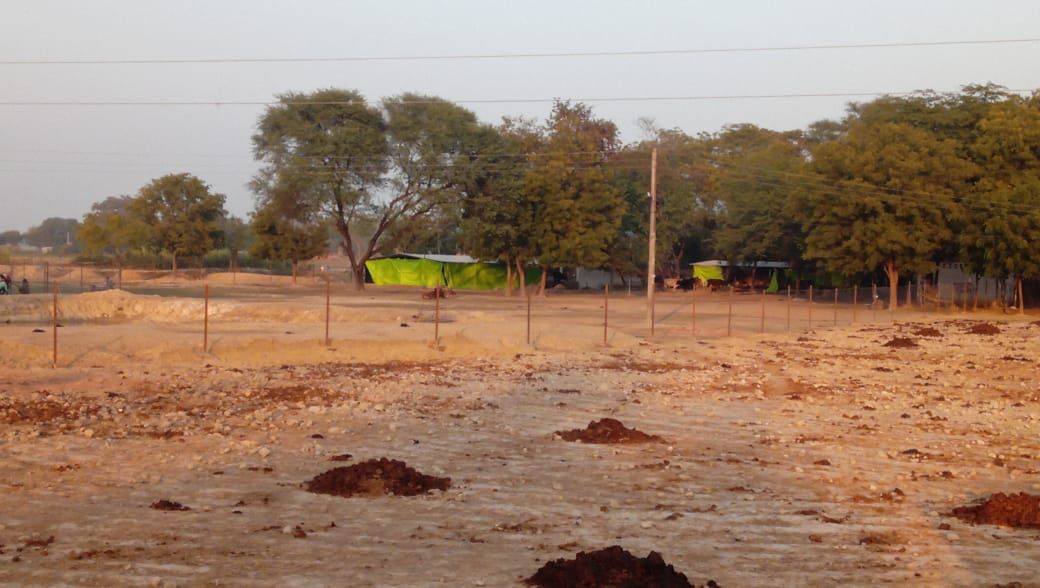 लोहे के खम्भों व तार की जाली से गोशाला की बाउंड्री बनायी गयी