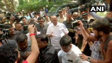 मुंबईः एनसीपी-शिवसेना की संयुक्त प्रेस कॉन्फ्रेंस के लिए पहुंचे शरद पवार। साथ में कांग्रेस नेता मल्लिकार्जुन खडगे और अहमद पटेल भी मौजूद।