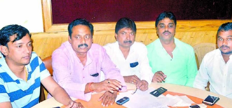 किन्नर को टिकट देने पर सपा में बवाल, प्रत्याशी न बदलने पर दी इस्तीफे की धमकी किन्नर को टिकट देने पर सपा में बवाल, प्रत्याशी न बदलने पर दी इस्तीफे की धमकी