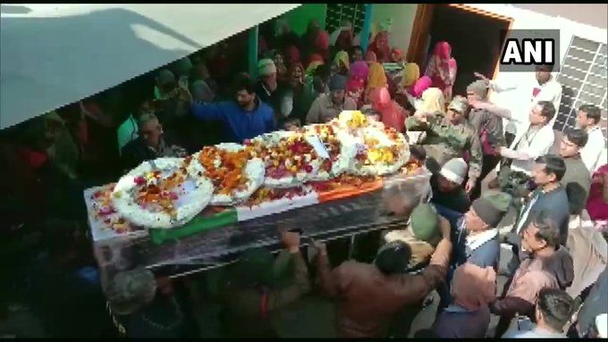 राजस्थान: नायक राजीव सिंह शेखावत का अंतिम संस्कार आज कोटपूतली में उनके पैतृक निवास पर किया गया। 8 फरवरी को जम्मू-कश्मीर में पाकिस्तान द्वारा संघर्ष विराम उल्लंघन में शहीद हुए