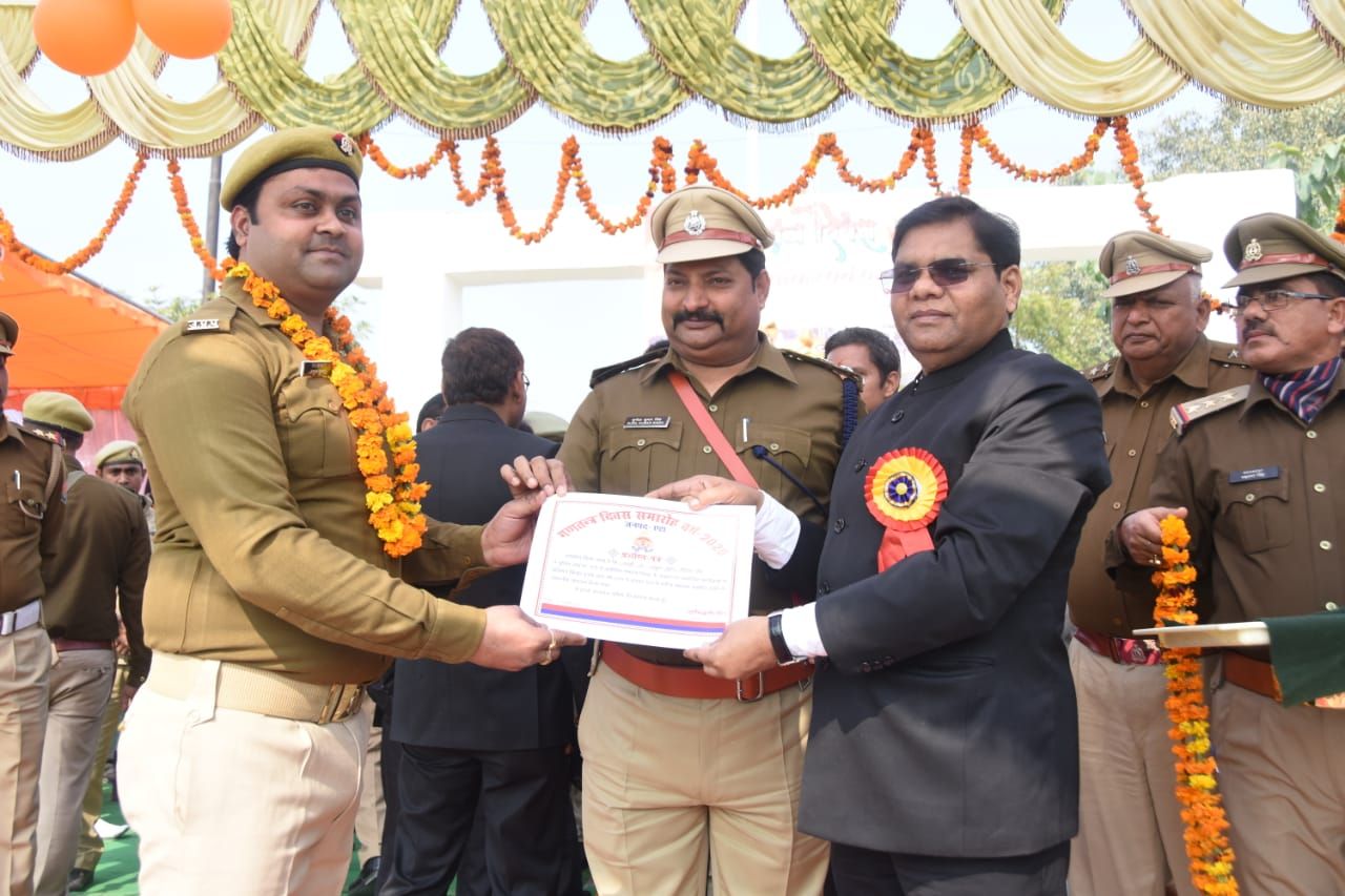 सोशल मीडिया मे तैनात आरक्षी को किया गया सम्मानित