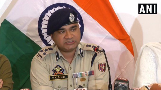 सेंट्रल कश्मीर के डीआईजी ने बताया कि कुछ जगहों पर पत्थरबाजी की छोटी-मोटी घटनाएं सामने आईं और कानूनी तरह से उनका निपटारा किया गया।