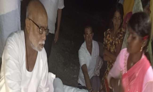 वर्षों से जो थे उपेक्षित, उनके घर पड़े मोरारी बापू के कदम, बोले, गरीब के घर व्यास पीठ को जाना ही चाहिए