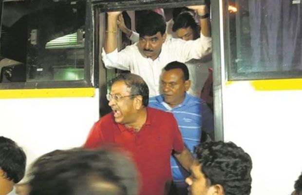 गुजरात: छह विधायक खोने के बाद, बाकी 44 को बेंगलुरु ले उड़ी कांग्रेस गुजरात: छह विधायक खोने के बाद, बाकी 44 को बेंगलुरु ले उड़ी कांग्रेस