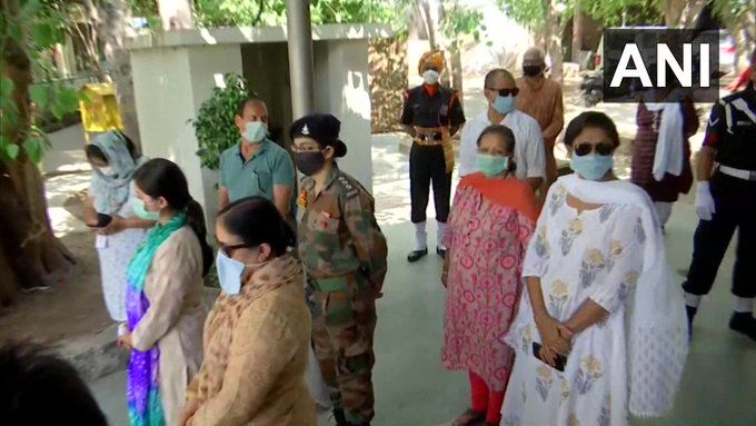 हरियाणा: भारतीय सेना के मेजर अनुज सूद का आज पंचकुला में अंतिम संस्कार किया गया। 2 मई को हंदवाड़ा (J & K) मुठभेड़ के दौरान कार्रवाई में शहीद हुए थे ।