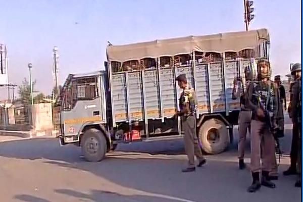 श्रीनगर: CRPF काफिले पर हमले के बाद स्कूल में घुसे आतंकी, मुठभेड़ जारी श्रीनगर: CRPF काफिले पर हमले के बाद स्कूल में घुसे आतंकी, मुठभेड़ जारी