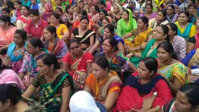 स्कूलों में पढ़ाने तो पहुंचे शिक्षामित्र लेकिन वेतन कैसे, फिलहाल, वेतन प्रक्रिया पर रोक स्कूलों में पढ़ाने तो पहुंचे शिक्षामित्र लेकिन वेतन कैसे, फिलहाल, वेतन प्रक्रिया पर रोक