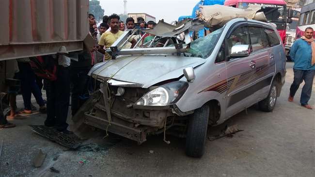 हाइवे पर खड़े कंटेनर में घुसी कार, दो की मौत व पांच घायल हाइवे पर खड़े कंटेनर में घुसी कार, दो की मौत व पांच घायल