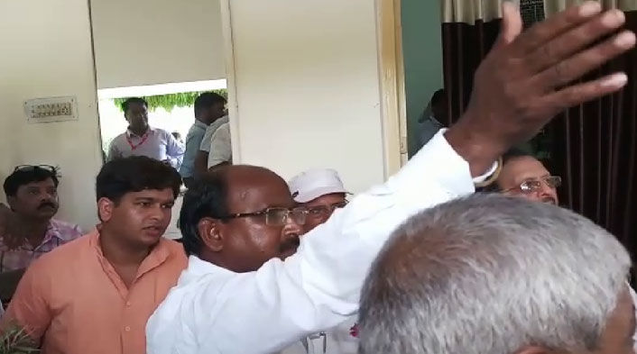 भिड़े बीजेपी विधायक और पंचायत अध्यक्ष, एक दूसरे को सपा-बसपा का एजेंट बताया भिड़े बीजेपी विधायक और पंचायत अध्यक्ष, एक दूसरे को सपा-बसपा का एजेंट बताया