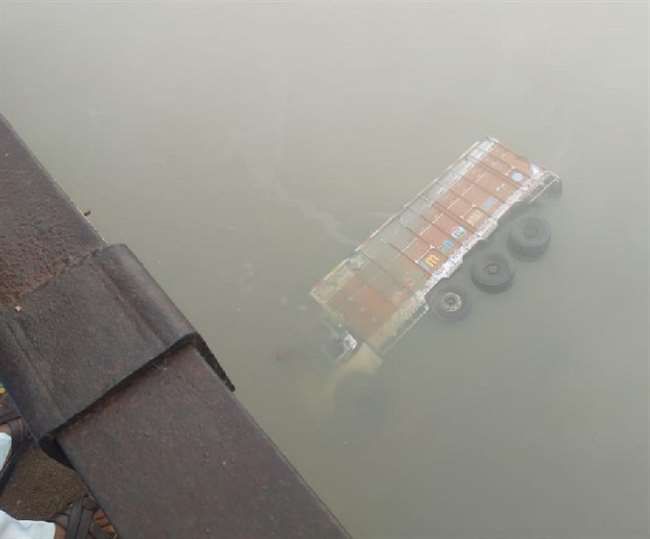 उन्नाव में भिड़ंत के बाद एक ट्रक पुल की रेलिंग तोड़ गंगा में गिरा, चालक की मौत