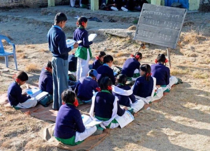 बेसिक शिक्षा के 16 हजार विद्यालयों का विलय, पदों में भी होगी कटौती बेसिक शिक्षा के 16 हजार विद्यालयों का विलय, पदों में भी होगी कटौती