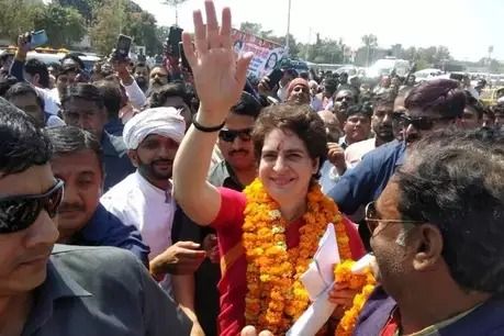 प्रियंका के रोडशो के दौरान लगे मोदी-मोदी के नारे, पुलिस ने युवकों को पीटा प्रियंका के रोडशो के दौरान लगे मोदी-मोदी के नारे, पुलिस ने युवकों को पीटा