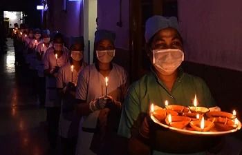 पीएम की अपील पर तैयार देश, कोरोना के खिलाफ रात 9 बजे दीप जलाएगा भारत