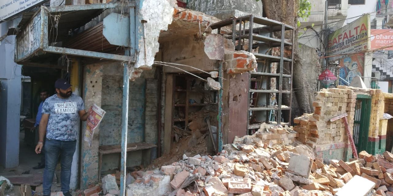 लखनऊ : नाका बाजार में जबरन मंदिर के नाम पर लोगो की दूकान पर बुलडोज़र चलाया जा रहा