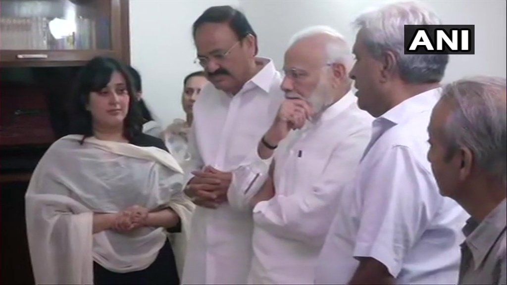 पीएम मोदी ने पार्थिव शरीर के सामने श्रद्धासुमन अर्पित किए. पीएम ने उनकी बेटी बांसुरी स्वराज के सिर पर हाथ रखकर ढांढस बंधाया. कौशल स्वराज से बात करते हुए भावुक हुए पीएम.