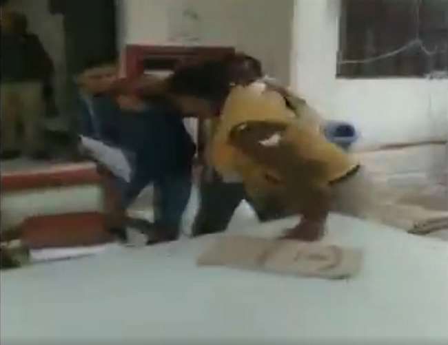 भदोही में पुलिस की दबंगई, युवक की थाने में सरेआम पिटाई ,  वीडियो वायरल