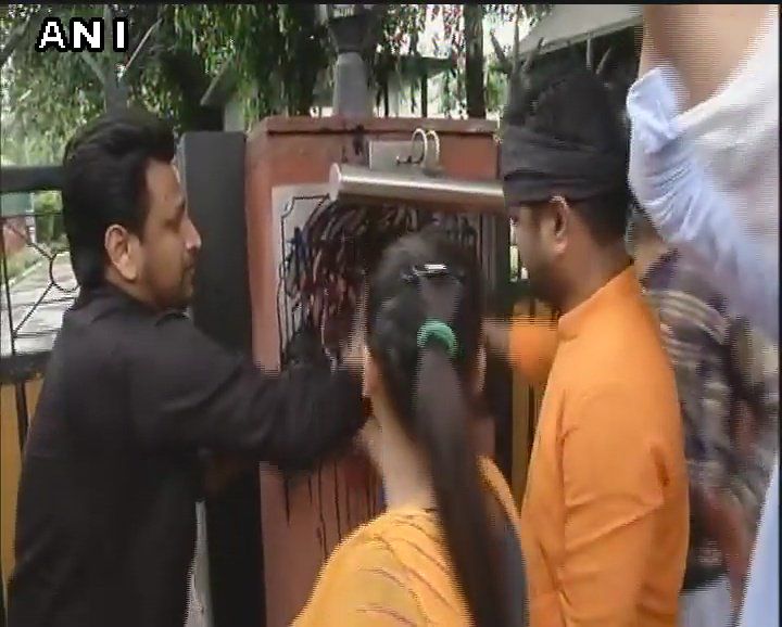 दिल्ली: भारतीय जनता युवा मोर्चा के सदस्यों ने राज्यसभा के सांसद सांसद नरेश अग्रवाल के कार्यालय में उनकी टिप्पणी के विरोध में नरेश अग्रवाल के निवास के बाहर नेम प्लेट को काला कर दिया , कल राज्यसभा � दिल्ली: भारतीय जनता युवा मोर्चा के सदस्यों ने राज्यसभा के सांसद सांसद नरेश अग्रवाल के कार्यालय में उनकी टिप्पणी के विरोध में नरेश अग्रवाल के निवास के बाहर नेम प्लेट को काला कर दिया , कल राज्यसभा �