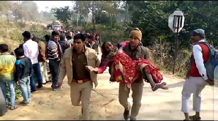 बाराबंकी : श्रद्धालुओं से खचाखच भरा मिनी ट्रक पलटा, 20 लोग घायल