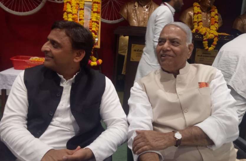 आज पहुंचेगी गांधी शांति यात्रा, यशवंत सिन्हा और अखिलेश यादव करेंगे ज्वाइंट प्रेस कॉन्फ्रेंस आज पहुंचेगी गांधी शांति यात्रा, यशवंत सिन्हा और अखिलेश यादव करेंगे ज्वाइंट प्रेस कॉन्फ्रेंस