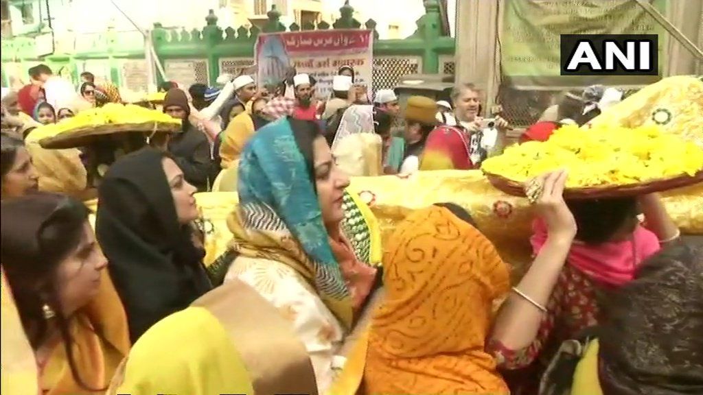 हजरत निजामुद्दीन दरगाह पर मनाया गया बसंत पंचमी का त्यौहार हजरत निजामुद्दीन दरगाह पर मनाया गया बसंत पंचमी का त्यौहार