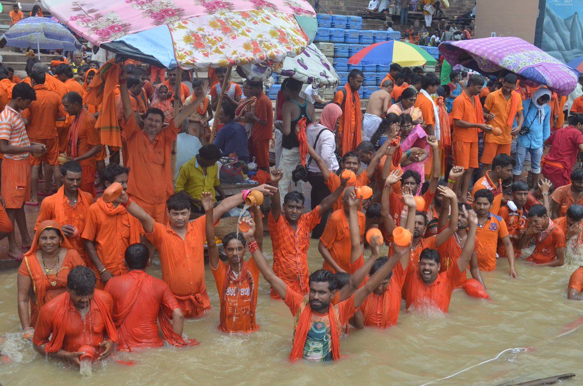 काशी में बाबा विश्वनाथ का जलाभिषेक करने कांवरियो का रेला अभी से बोलबम का नारा लगाते हुए पहुंचने लगा