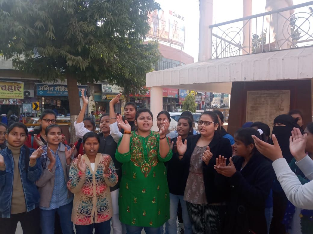 अखिल भारतीय विद्यार्थी परिषद के नेतृत्व में छात्राओं ने किया विरोध प्रदर्शन
