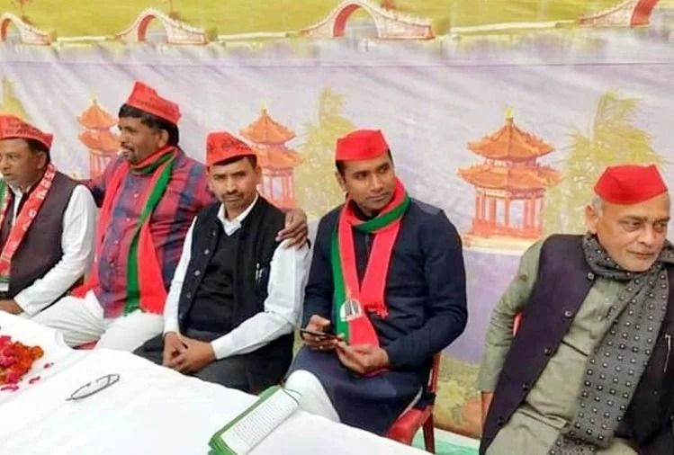 विधानसभा अध्यक्ष ह्रदय नारायण दीक्षित के बेटे ने लगाई समाजवादी पार्टी की टोपी विधानसभा अध्यक्ष ह्रदय नारायण दीक्षित के बेटे ने लगाई समाजवादी पार्टी की टोपी