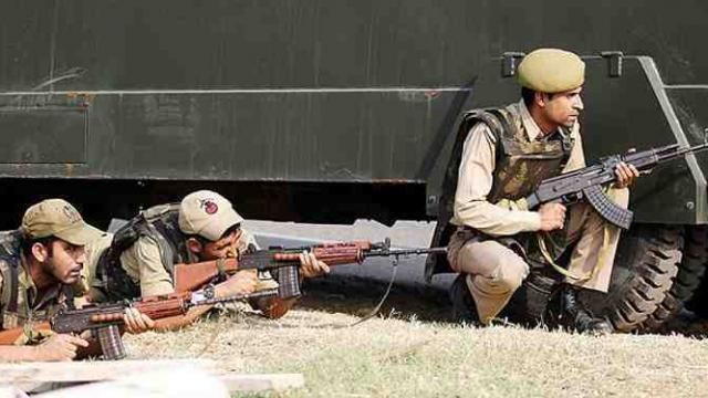 श्रीनगर में पुलिस की बस पर आतंकी हमला, 1 पुलिसकर्मी शहीद, 7 अन्य घायल श्रीनगर में पुलिस की बस पर आतंकी हमला, 1 पुलिसकर्मी शहीद, 7 अन्य घायल