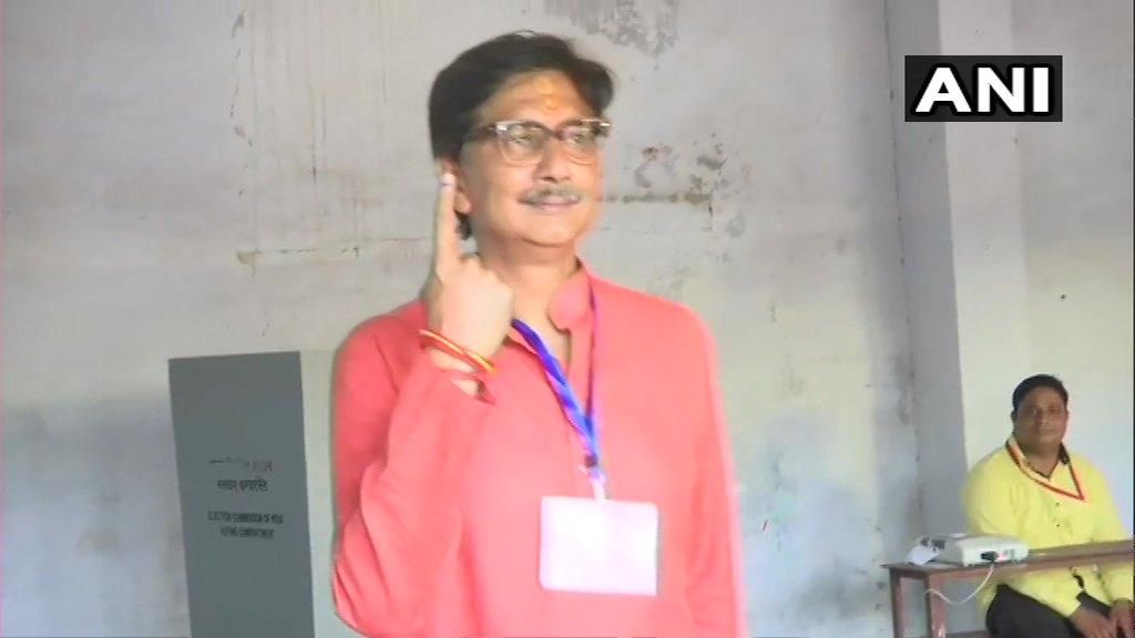 उत्तर प्रदेश: झांसी के भाजपा प्रत्याशी अनुराग शर्मा ने झांसी के एक मतदान केंद्र पर अपना वोट डाला