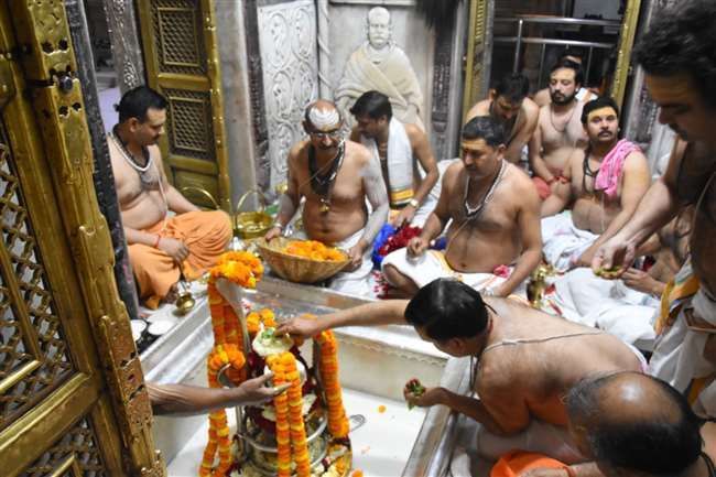 ज्ञान-वैराग्य सिद्ध्यर्थ, भिक्षां देहि च पार्वती ज्ञान-वैराग्य सिद्ध्यर्थ, भिक्षां देहि च पार्वती