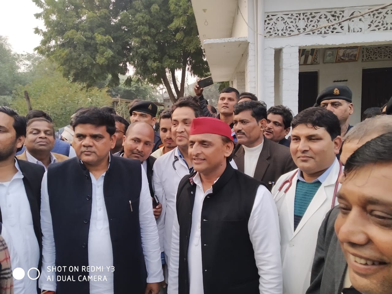 अखिलेश यादव ने बीजेपी पर साधा निशाना, सांड़ों को पकड़ने के लिए इंजीनियरों को लगा दिया