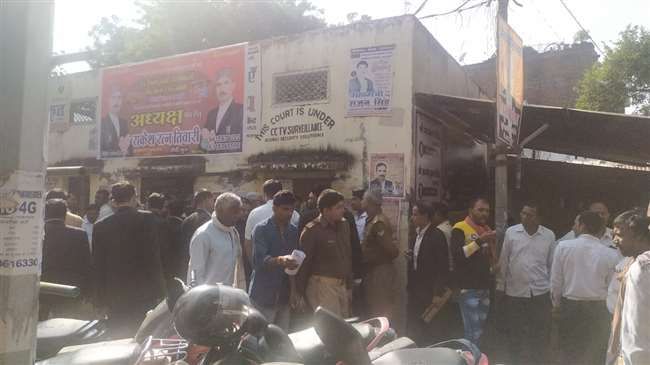 चंदौली में वकीलों ने दारोगा को जमकर पीटा, न्यायिक अधिकारियों ने किया बीच बचाव चंदौली में वकीलों ने दारोगा को जमकर पीटा, न्यायिक अधिकारियों ने किया बीच बचाव