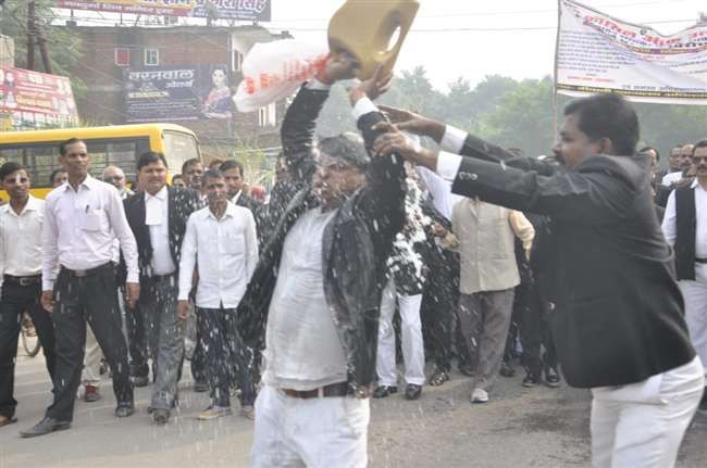 दिल्ली की घटना को लेकर विरोध प्रदर्शन के दौरान जौनपुर में अधिवक्ता ने किया आत्मदाह का प्रयास दिल्ली की घटना को लेकर विरोध प्रदर्शन के दौरान जौनपुर में अधिवक्ता ने किया आत्मदाह का प्रयास